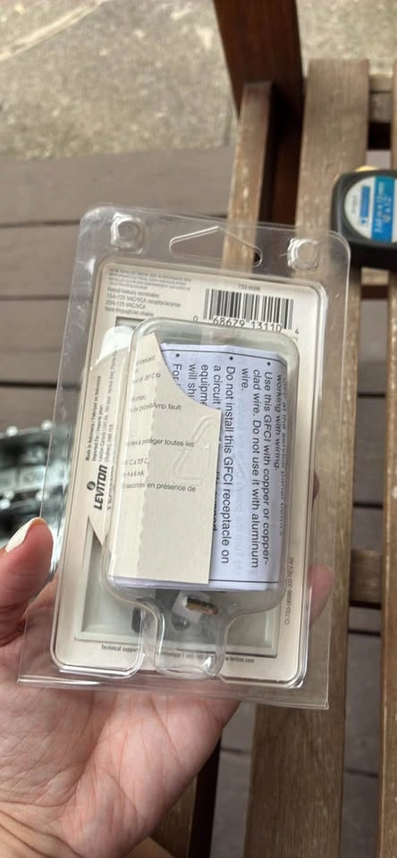 Leviton Decora GFCI Receptacle with indicator light - photo 3