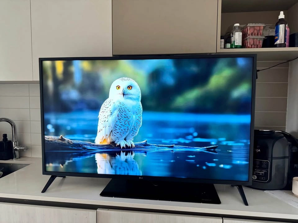 LG 50” 4K Smart TV – Excellent Condition - photo 2