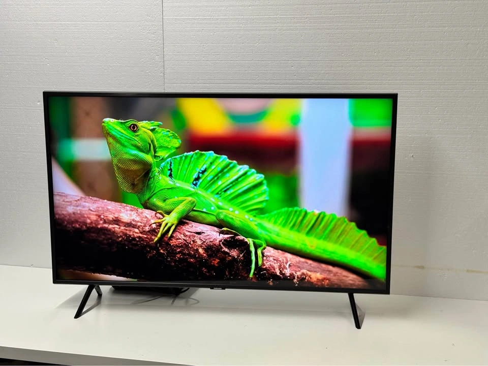 Samsung 43” QLED 4K Smart TV in excellent condition. - photo 2