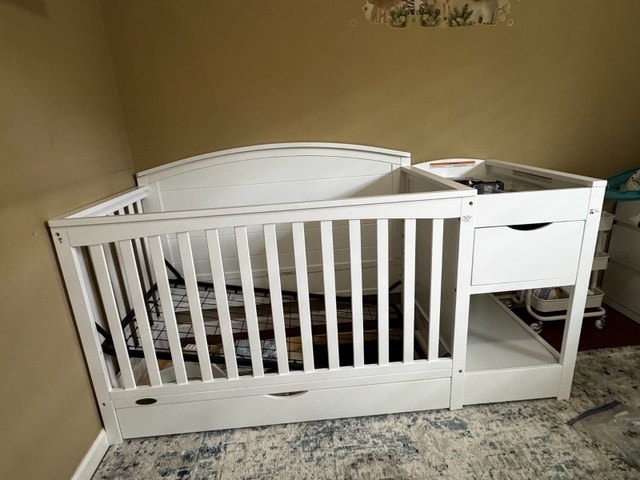 Graco Convertible Crib and Changer