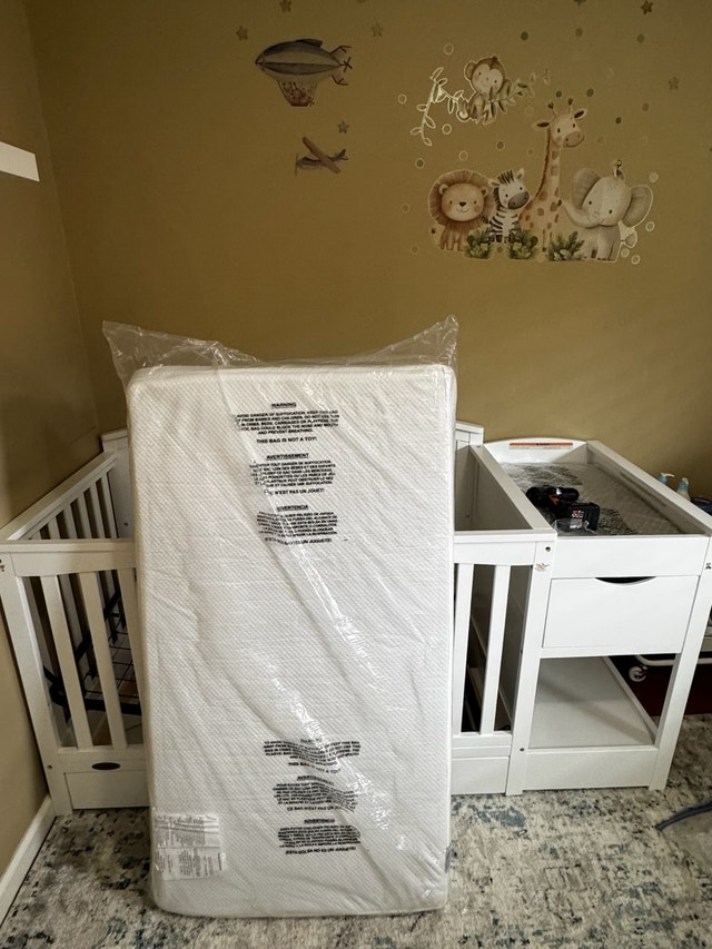 Graco Convertible Crib and Changer - photo 2