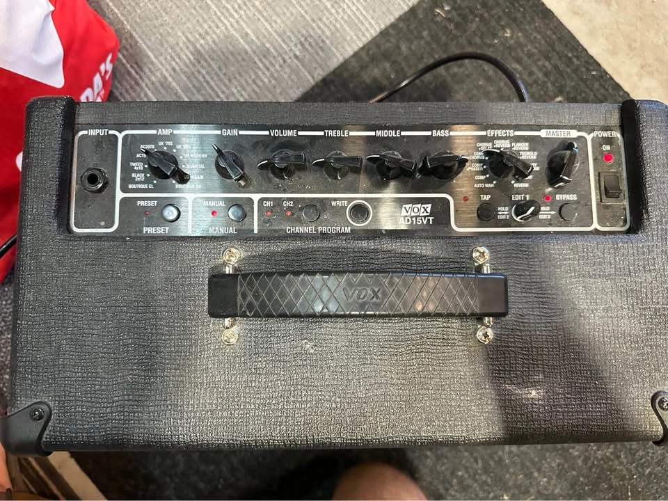Vox Valvetronix AD15VT Guitar Amplifier - photo 2