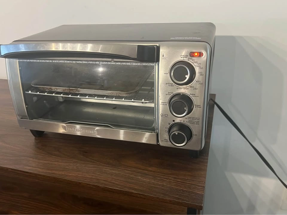 Black + Decker Stainless Steel Toaster Oven (Bake, Broil, Toast) - photo 4