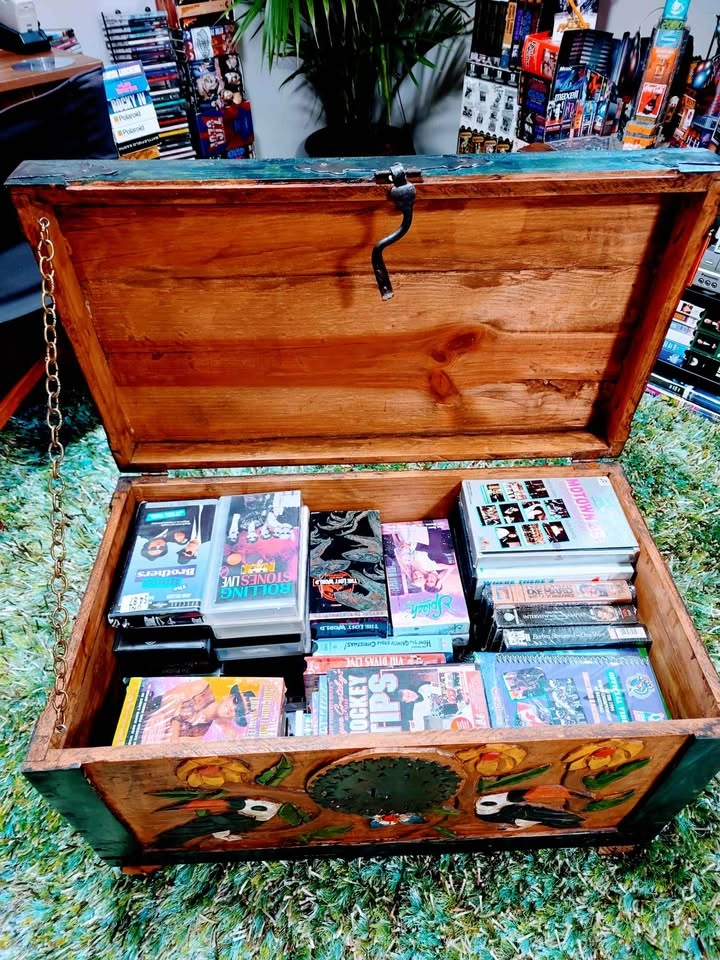 Vintage 40's/50's Handmade Wooden Art Trunk/Coffee Table - photo 5