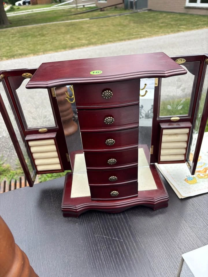 Beautiful Wooden Jewelry Box - photo 3