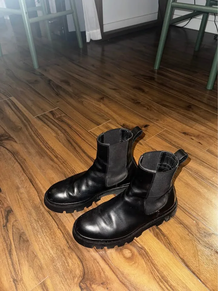 KOIO Nero Chelsea Boots - Black Leather image indicator(4)