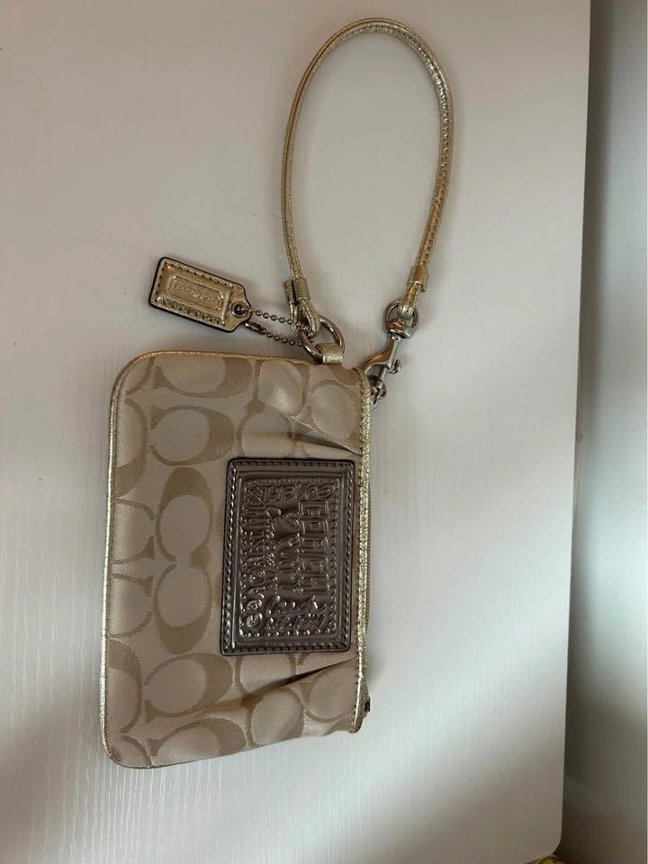 Coach Poppy Signature Glam Y2K Wristlet Gold - photo 2