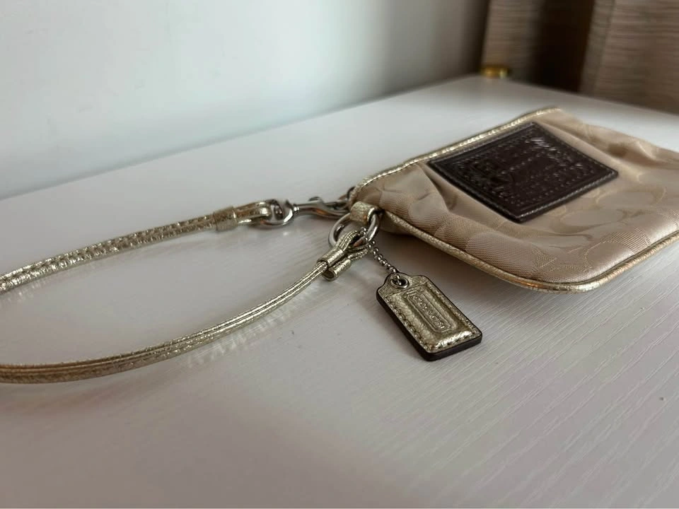 Coach Poppy Signature Glam Y2K Wristlet Gold - photo 3