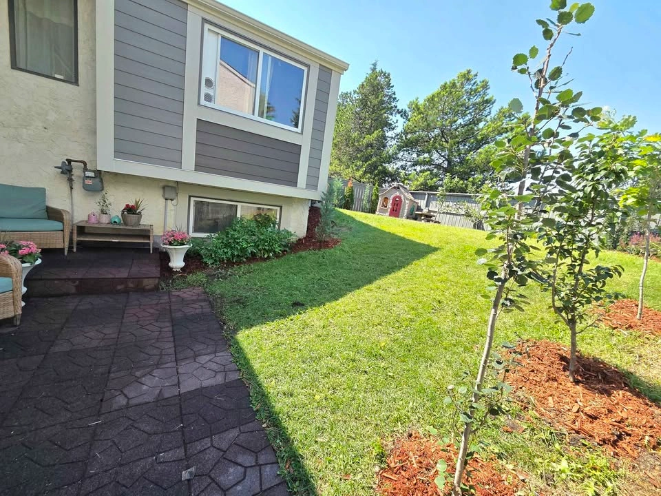3 Beds 2 Baths - Townhouse - photo 2