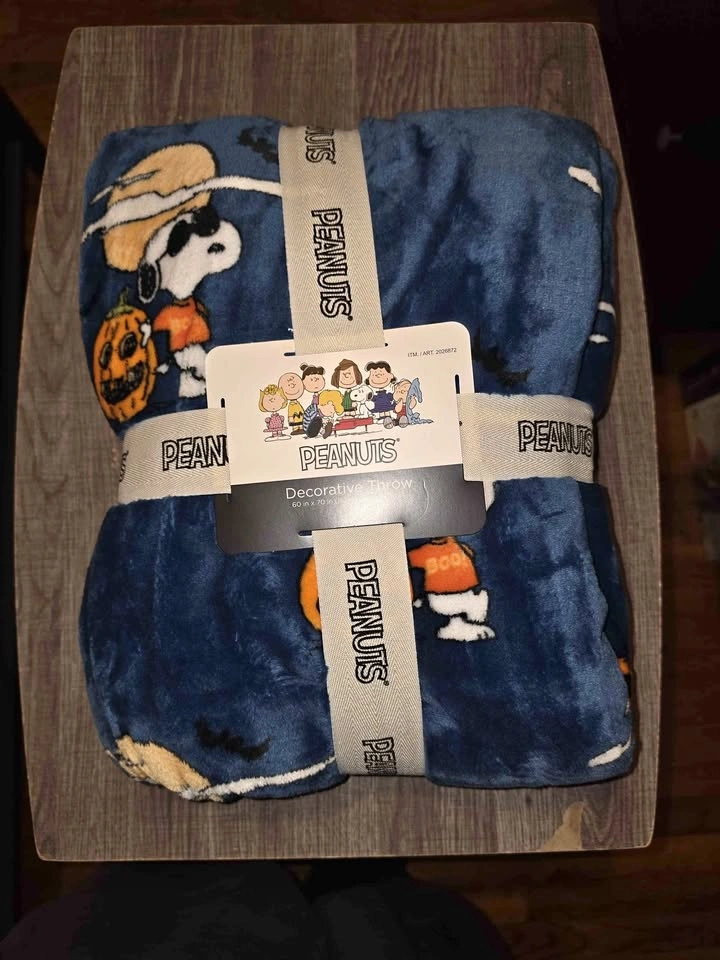 Peanuts Snoopy VelvetLoft Harvest Throw Blankets