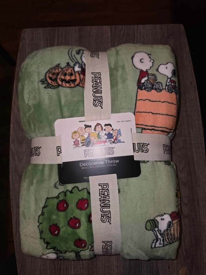 Peanuts Snoopy VelvetLoft Harvest Throw Blankets - photo 3