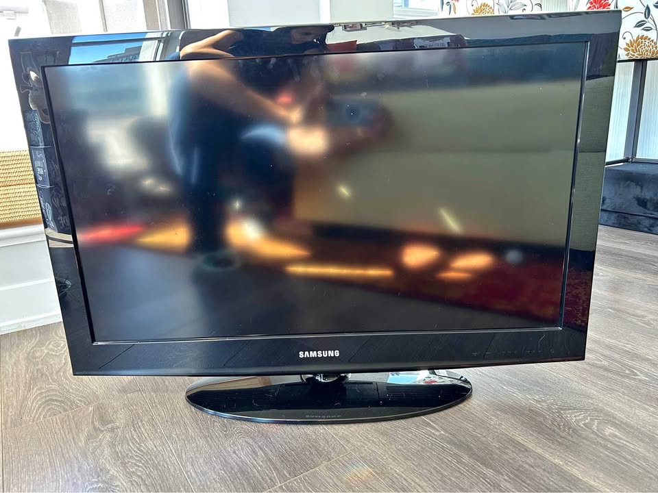 32” TV