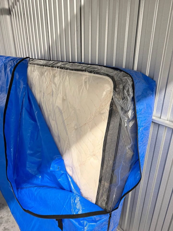 Like-New Sealy Grand Gemma Queen Mattress