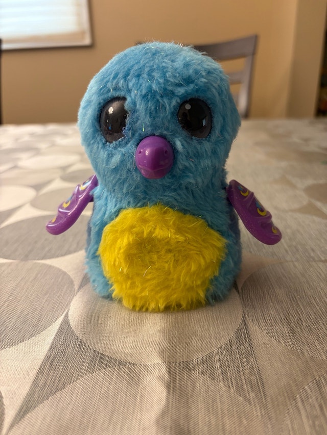 Hatchimals Glittering Garden Sparkly Blue Yellow Plushy