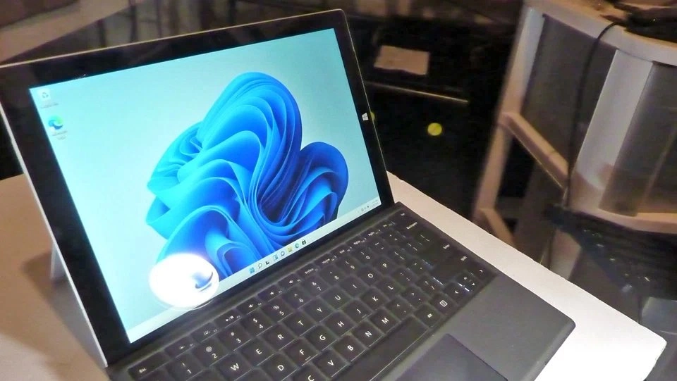Microsoft Surface Pro 3 i7 8GB 256GB with Keyboard and Charger