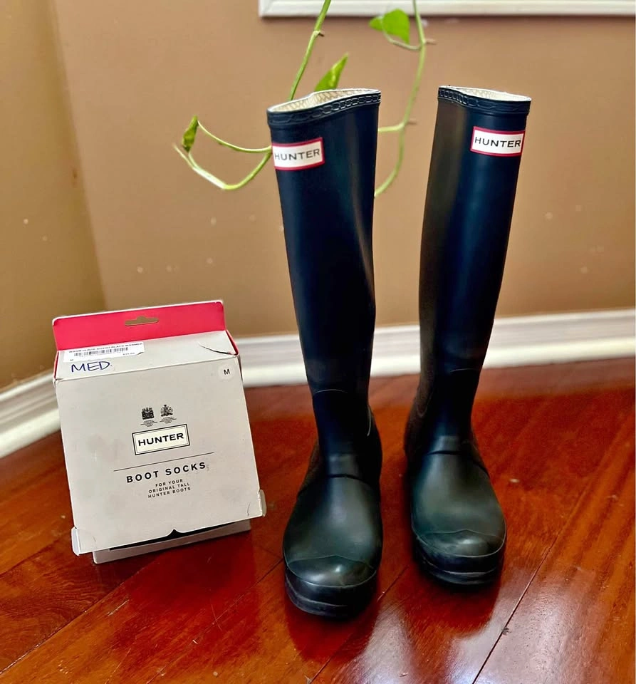 Like New Hunter Original Tall Rain Boots with Boot Socks