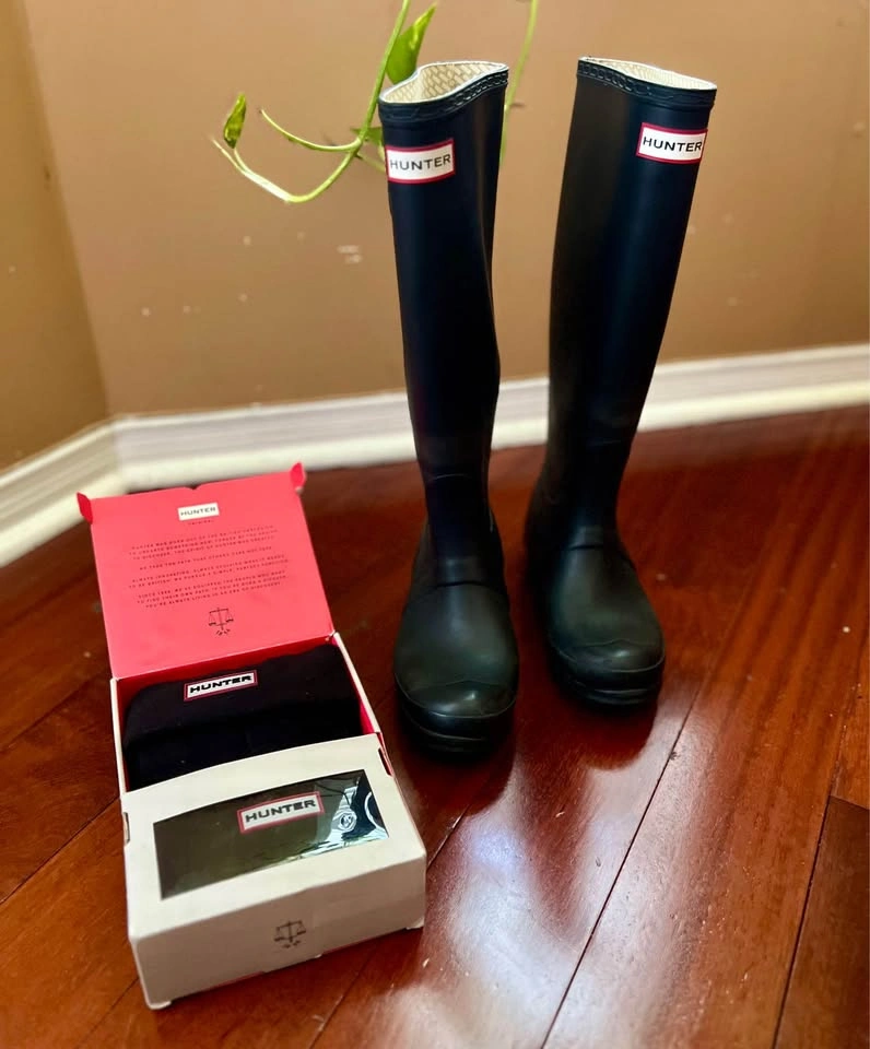 Like New Hunter Original Tall Rain Boots with Boot Socks - photo 2