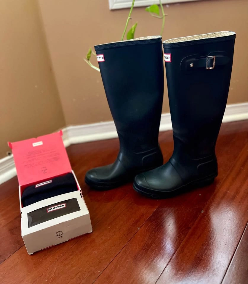 Like New Hunter Original Tall Rain Boots with Boot Socks - photo 3