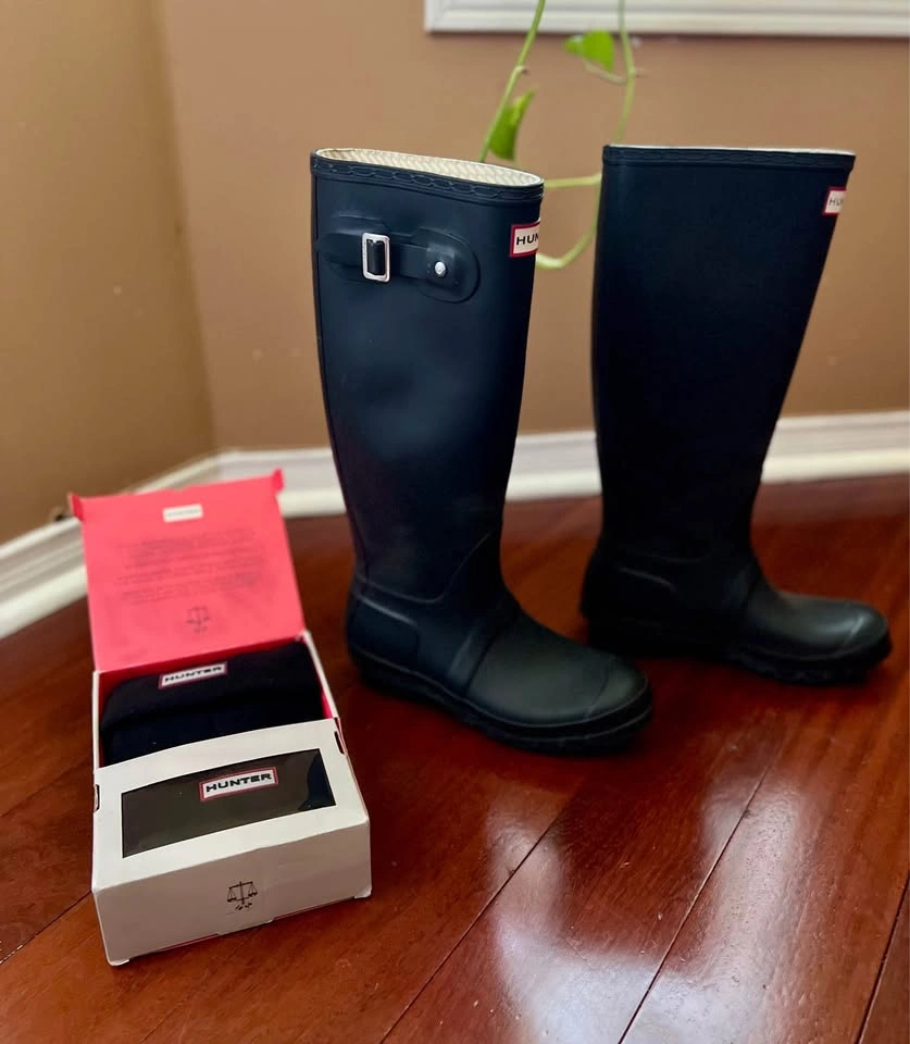 Like New Hunter Original Tall Rain Boots with Boot Socks - photo 4