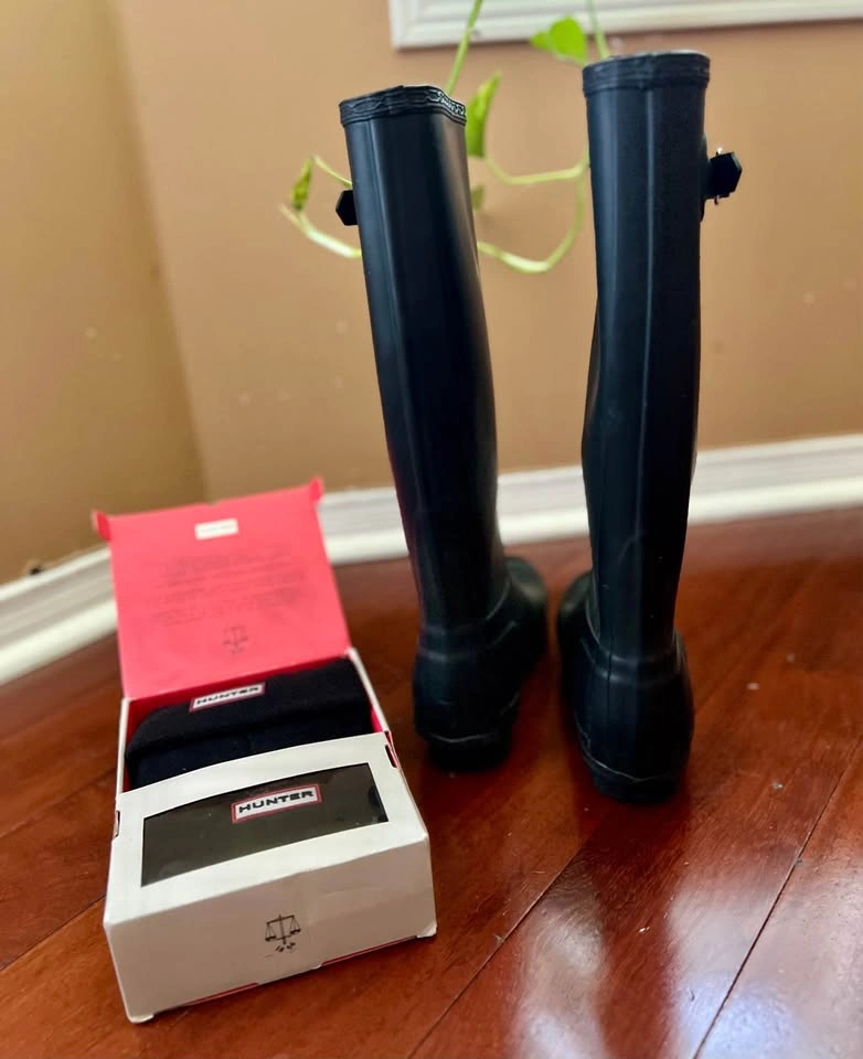 Like New Hunter Original Tall Rain Boots with Boot Socks - photo 5