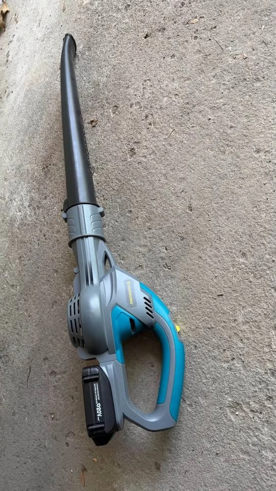 Yardworks 20V Max Trimmer and Blower Combo - photo 4