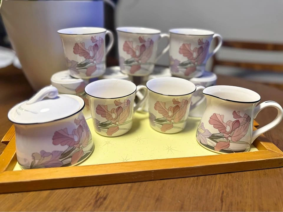 Full Noritake ‘New Decade’ porcelain tea set with floral pattern