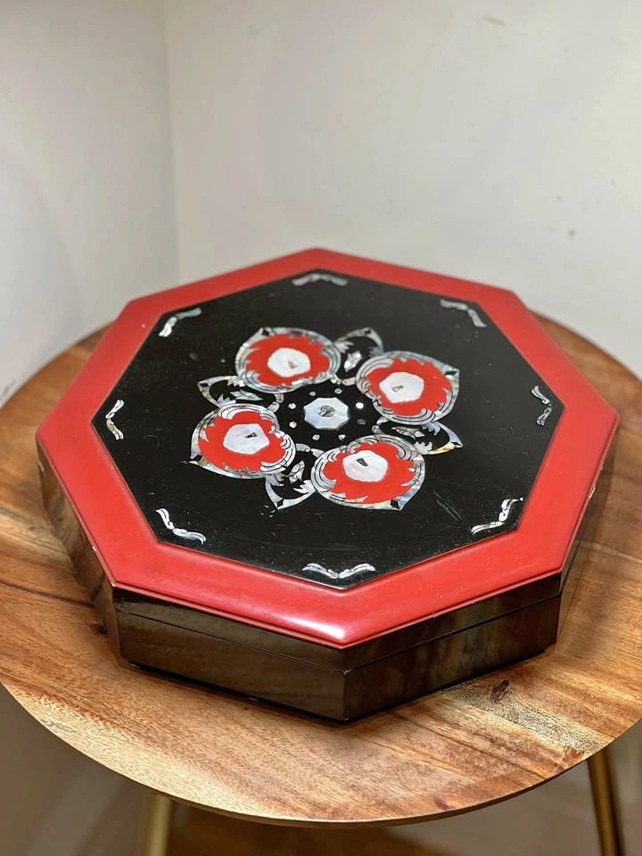 Vintage Korean Lacquerware Mother of Pearl Octagonal Box