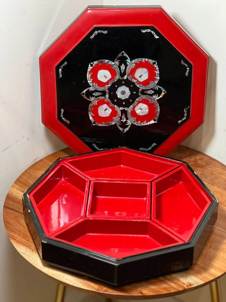Vintage Korean Lacquerware Mother of Pearl Octagonal Box - photo 3