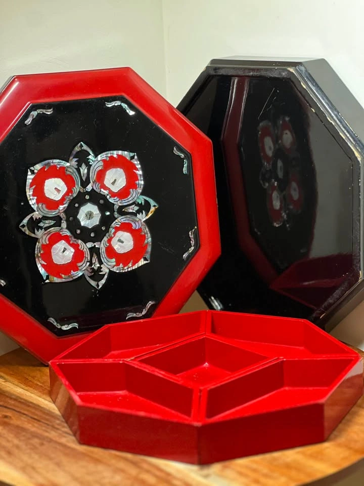 Vintage Korean Lacquerware Mother of Pearl Octagonal Box - photo 4