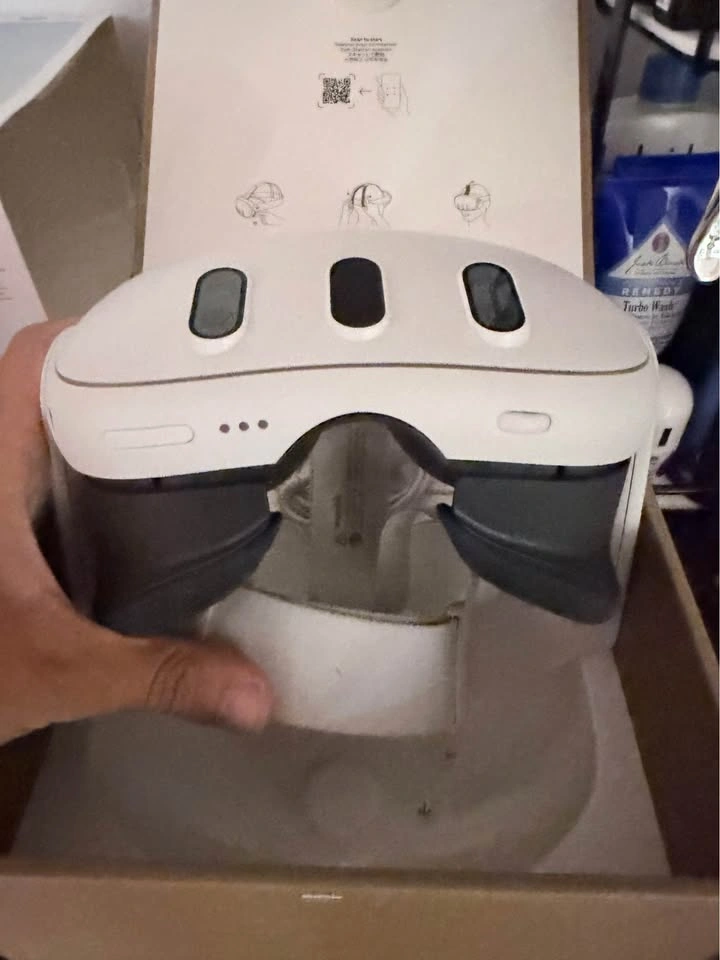 Meta Quest 3 512 GB VR Headset - photo 3