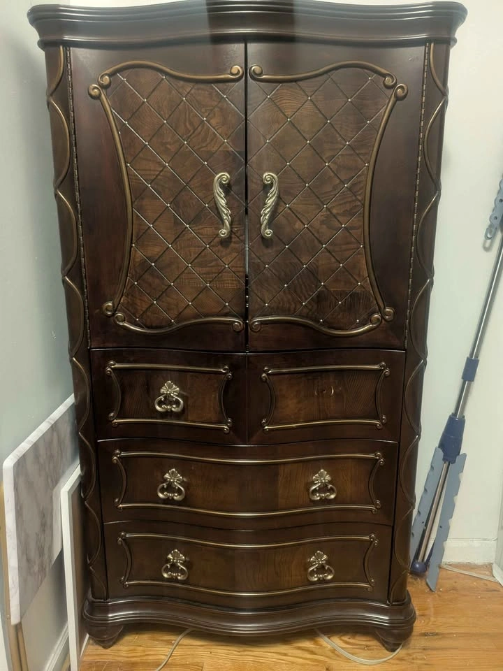 Queen Bedroom 3 piece Set (Dresser with mirror, bedframe, chest) - photo 3