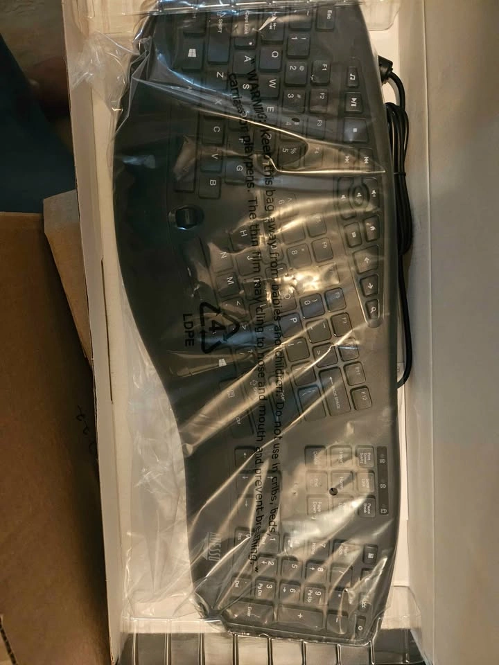 Brand New Adesso Ergonomic Wired Keyboard - photo 4