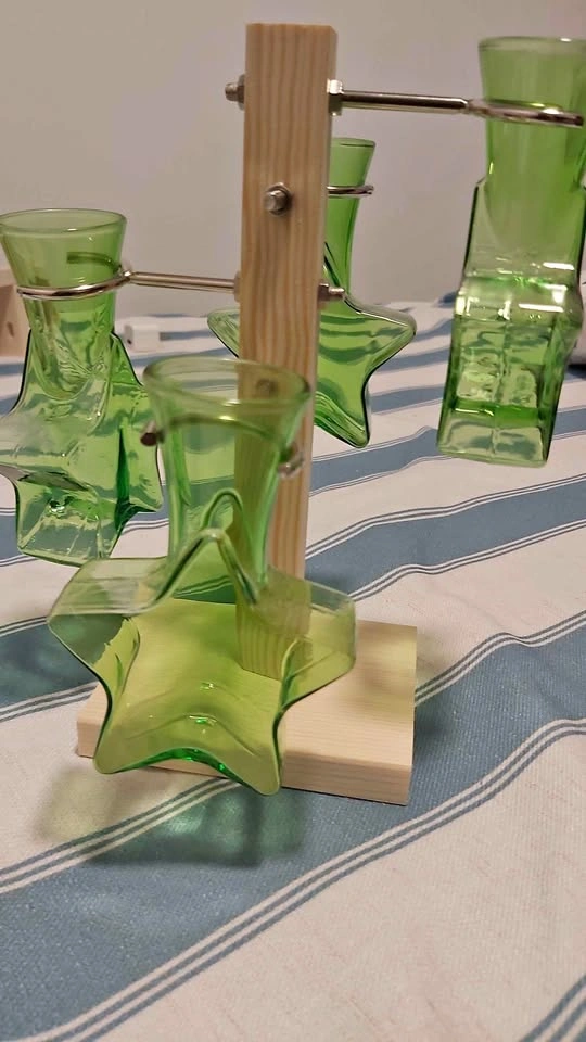 Star shaped glass vases (4pcs) with wooden stand