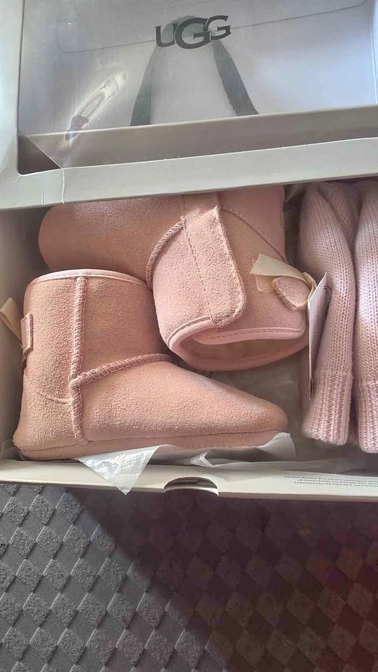 UGG Jesse Bow II and Beanie Set
