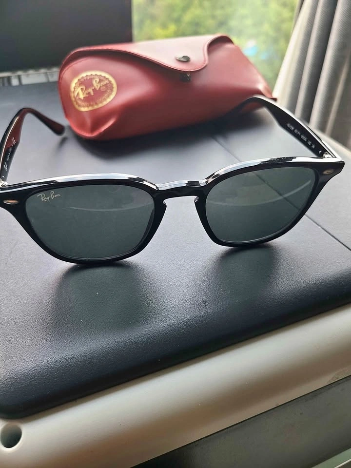 Ray-Ban RB4258 Sunglasses. Made in Italy