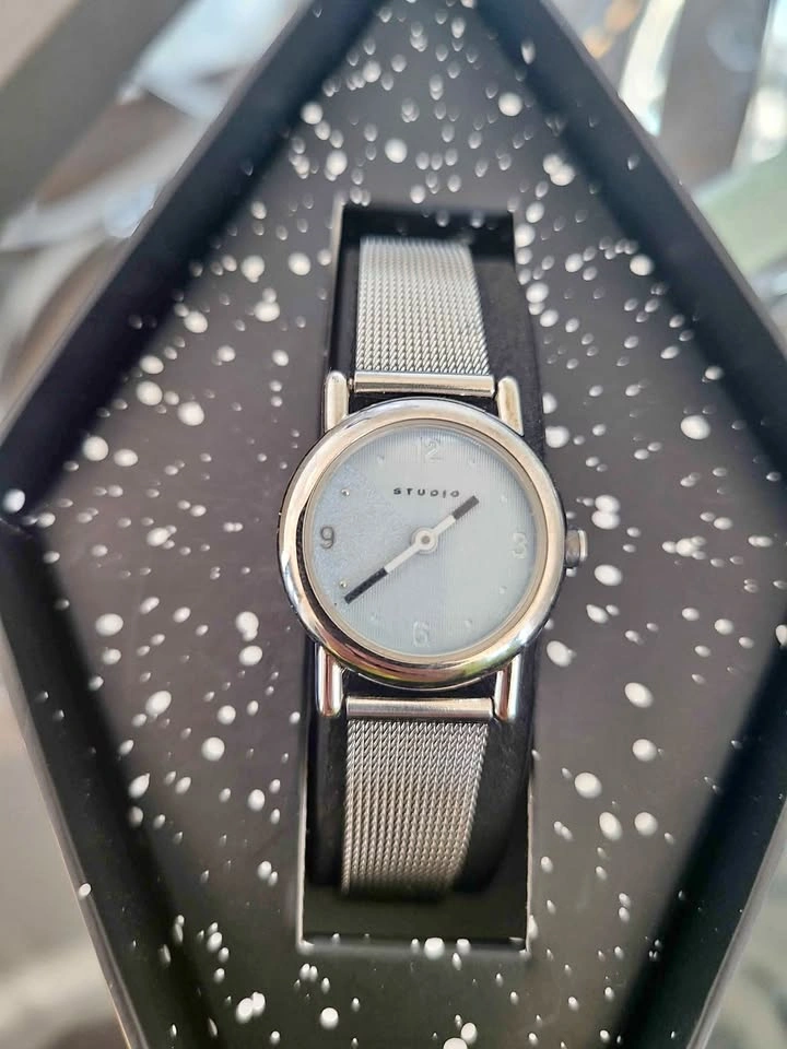 New STUDIO woman wrist watch