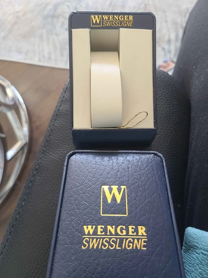 Wenger Swissligne Watch Box and Manual - photo 2