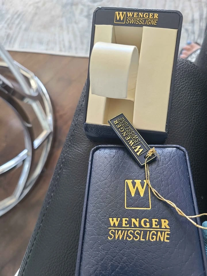 Wenger Swissligne Watch Box and Manual - photo 3