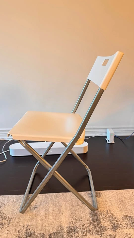White folding chairs - set of 4 - photo 3