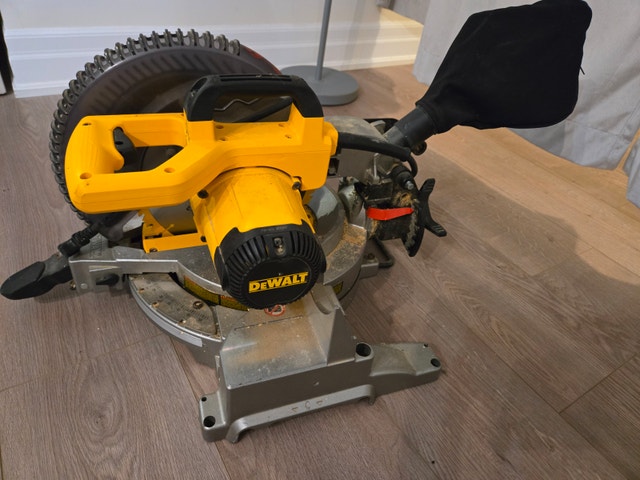 DeWalt DW713 10-Inch Compound Miter Saw
