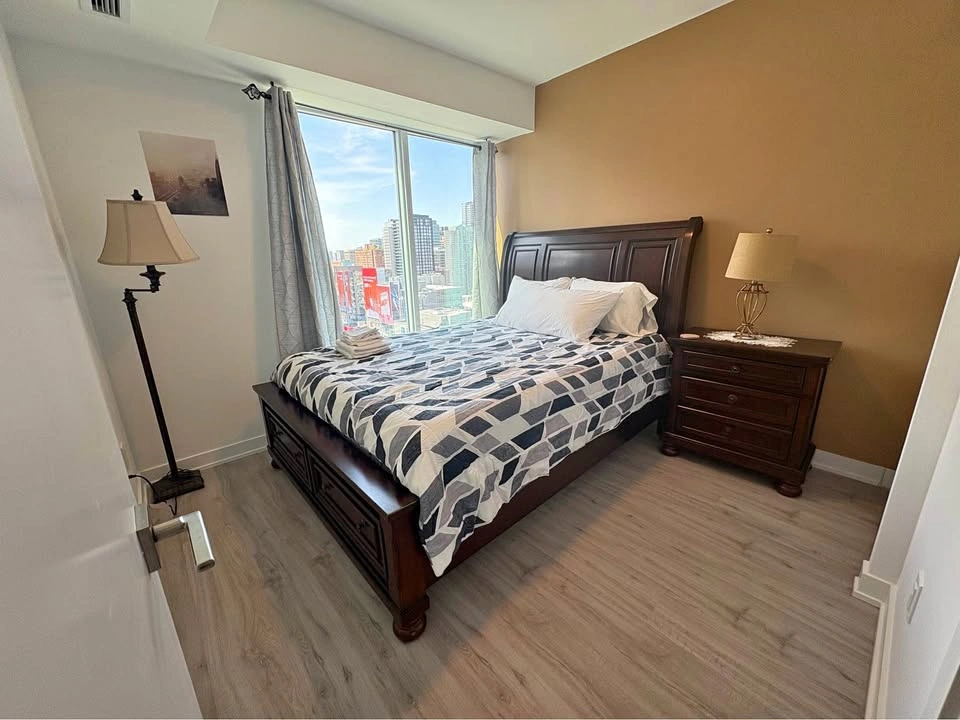 Wood Queen Size Bed Frame Set With Mattress, Table & Lamp