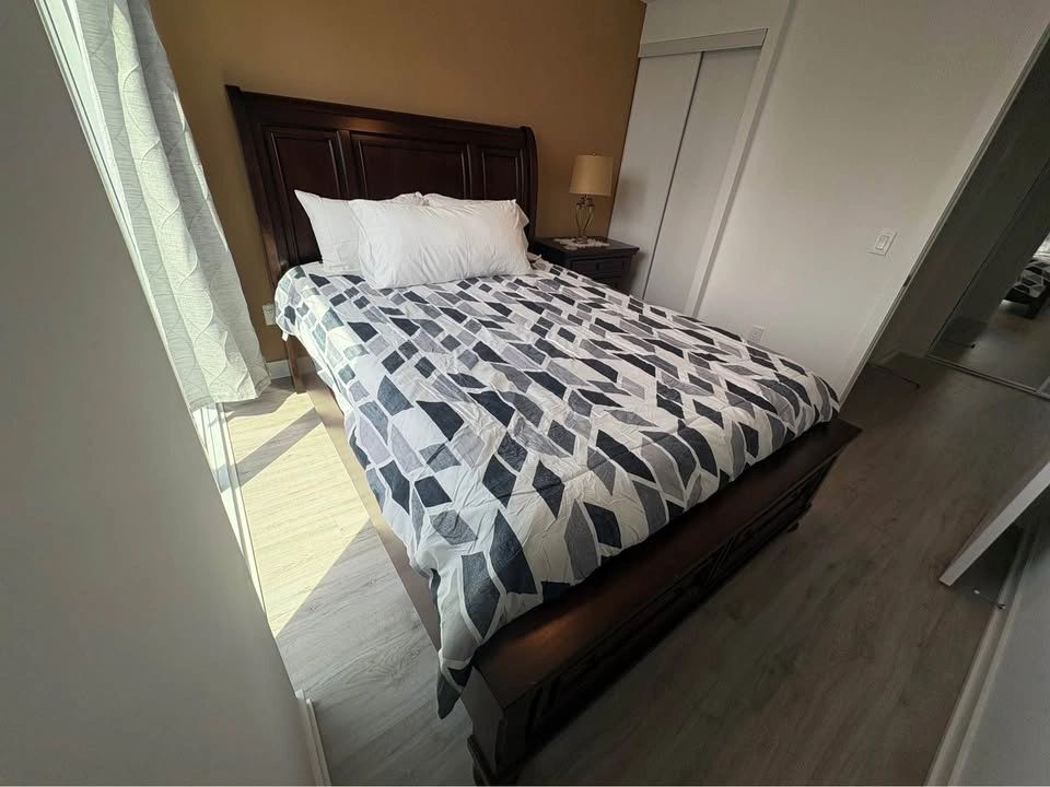 Wood Queen Size Bed Frame Set With Mattress, Table & Lamp - photo 2