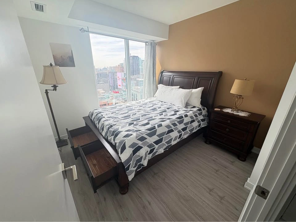 Wood Queen Size Bed Frame Set With Mattress, Table & Lamp - photo 3