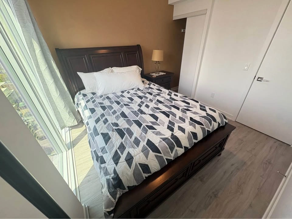 Wood Queen Size Bed Frame Set With Mattress, Table & Lamp - photo 5