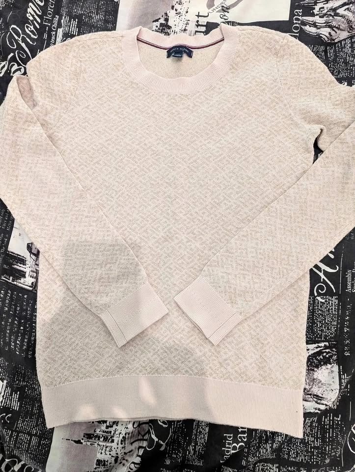 Tommy Hilfiger Light Pink and Gold Sweater