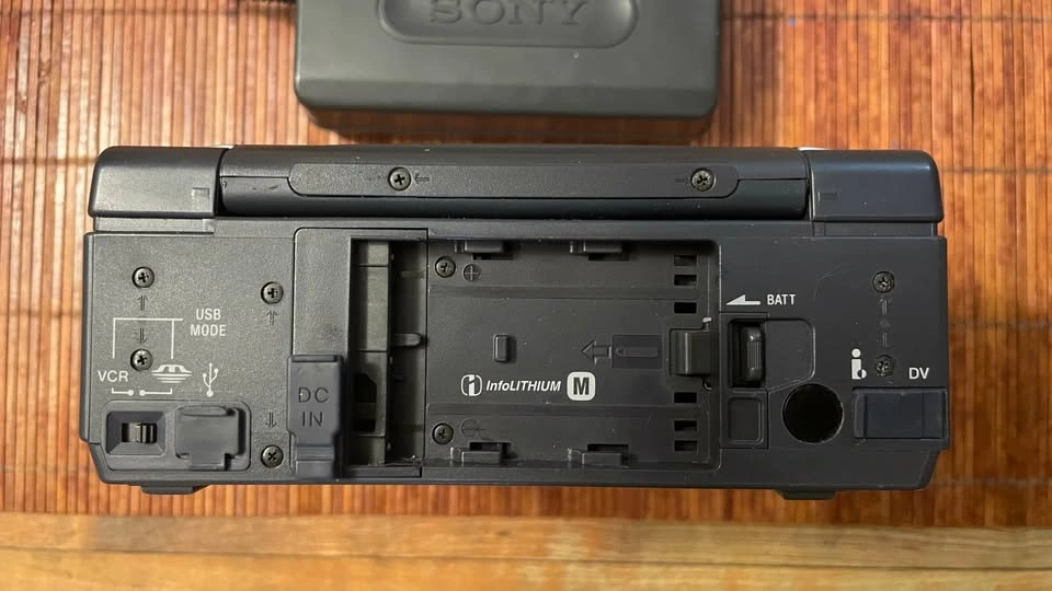 Sony GV-D1000 MiniDV Video Walkman – Tested – Includes Power Sup - photo 3