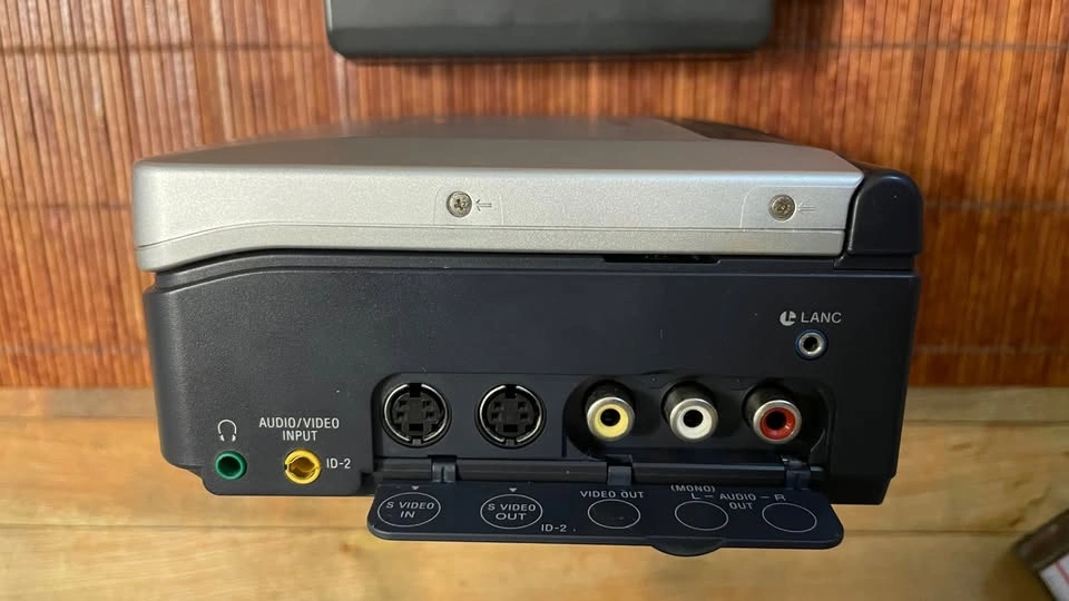 Sony GV-D1000 MiniDV Video Walkman – Tested – Includes Power Sup - photo 4