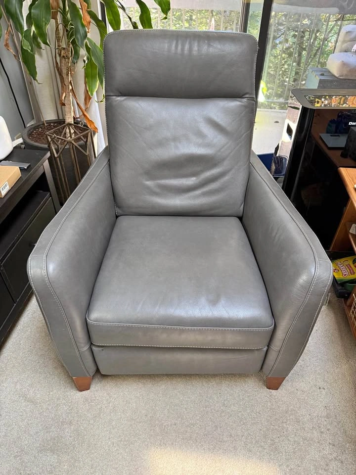 Natuzzi Genuine Italian Grey Leather Recliner – Excellent Condit
