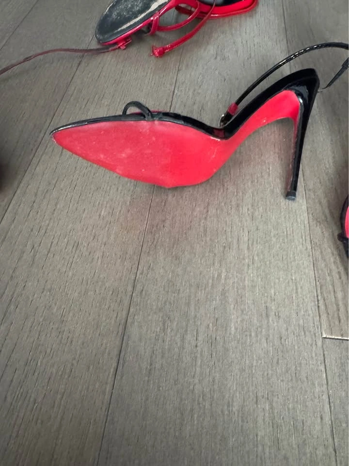 Black heels with red bottoms - photo 2