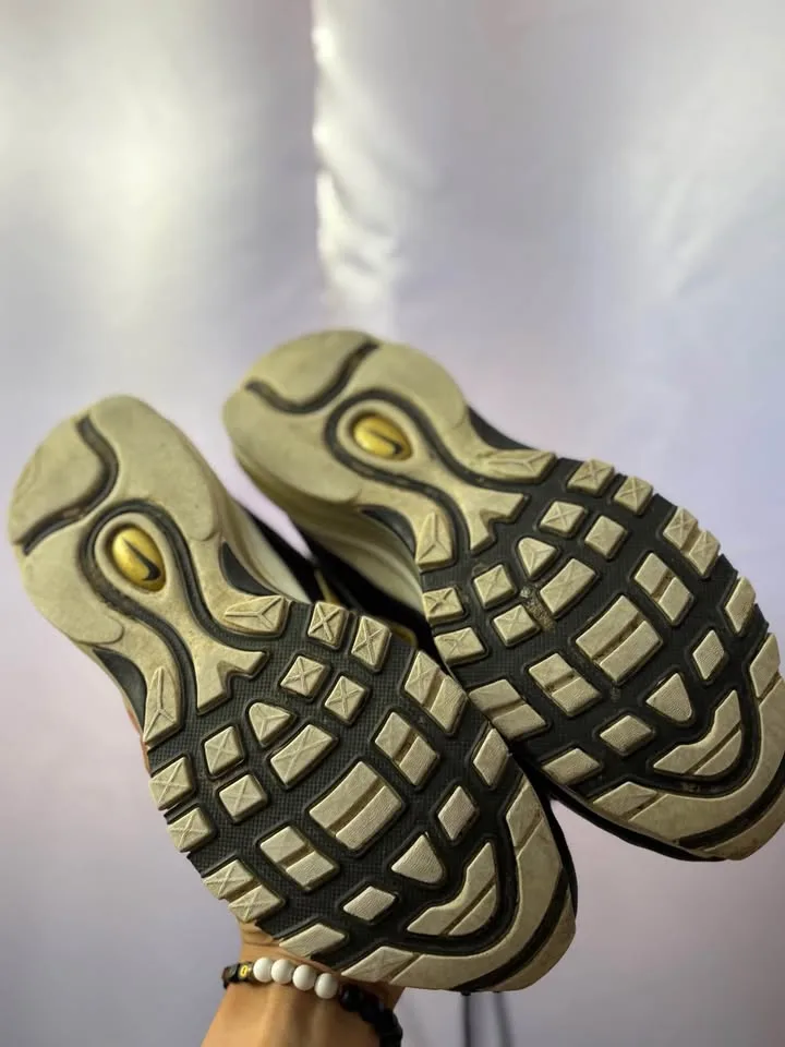 Nike Air Maxes image indicator(3)